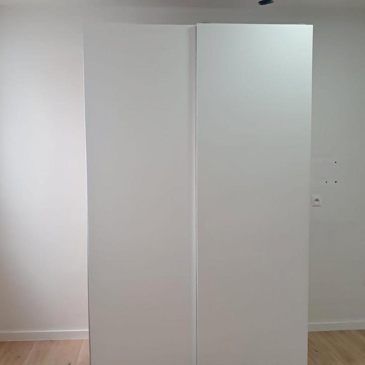 IKEA PAX schuifdeurkast – wit met houtkleurig interieur, Huis en Inrichting, Kasten | Roldeurkasten en Archiefkasten, Zo goed als nieuw