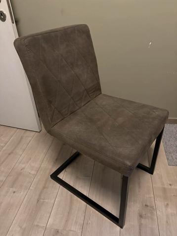 Eetkamer stoelen beschikbaar voor biedingen