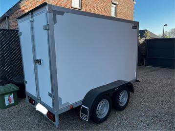 Gesloten aanhanger nieuwstaat.  beschikbaar voor biedingen