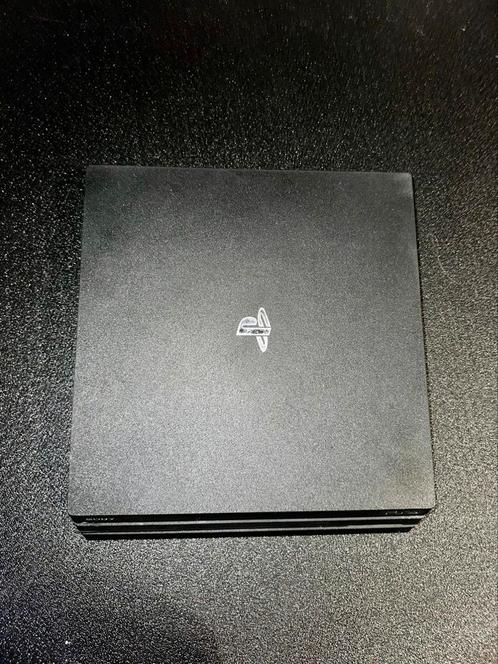 PS4 Pro 1 TB (2 controllers + laadstation), Games en Spelcomputers, Spelcomputers | Sony PlayStation 4, Zo goed als nieuw, Pro