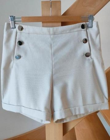 Mooie short gebroken wit. H&M. Maat Smal maar medium zou ook beschikbaar voor biedingen