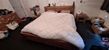 Slaapkamer set, 2 persoonsbed, nachtkastjes en dressoi beschikbaar voor biedingen