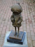 Het meisje in het bronzen pak signeerde BANKSY., Ophalen, Brons