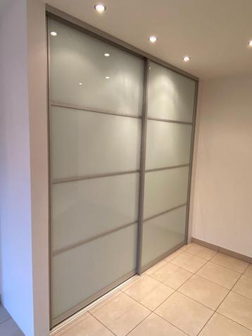 kleerkast met schuifdeuren in gelakt glas (toonzaalmodel) beschikbaar voor biedingen
