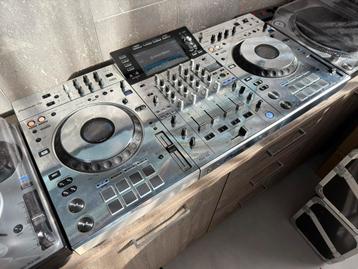 Pioneer Dj XDJ-XZ met zilveren skin, decksaver en flightbag beschikbaar voor biedingen