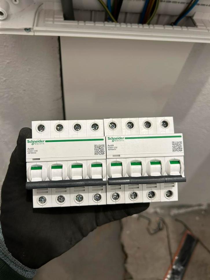 2 nieuwe Schneider automaten, Doe-het-zelf en Bouw, Elektriciteit en Kabels, Nieuw, Ophalen