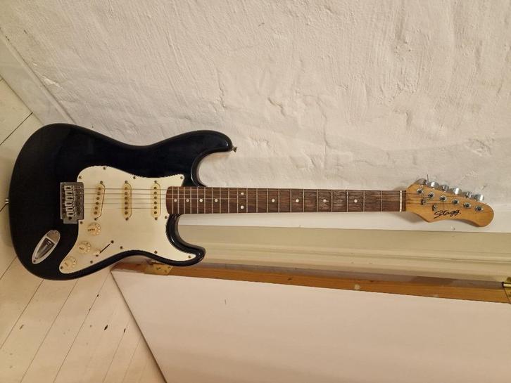 Stagg elektrische gitaar – Stratocaster model, Muziek en Instrumenten, Snaarinstrumenten | Gitaren | Elektrisch, Gebruikt, Ophalen