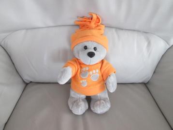 Ours en peluche gris avec pull et bonnet orange
