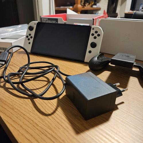 Switch Oled White  + pokemon violet + pokemon scarlet!, Games en Spelcomputers, Spelcomputers | Nintendo Switch, Zo goed als nieuw