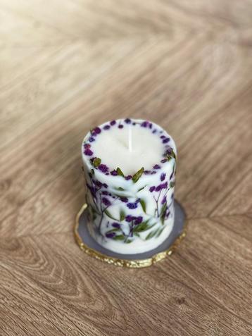 Botanische kaars met gedroogde bloemen beschikbaar voor biedingen