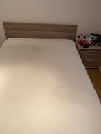 Bed 140/200 met 2 nachtkastjes en matras, Huis en Inrichting, Slaapkamer | Boxsprings, Ophalen, Zo goed als nieuw