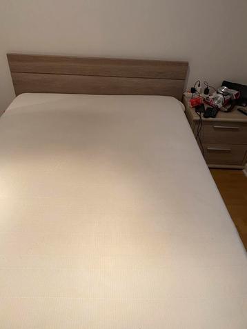 Bed 140/200 met 2 nachtkastjes en matras  beschikbaar voor biedingen