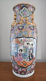 Chinese vaas met gouden accenten en zwarte houten voet., Antiek en Kunst, Ophalen