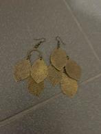 Veertjes oorbellen, Ophalen of Verzenden, Gebruikt, Goud, Hangers