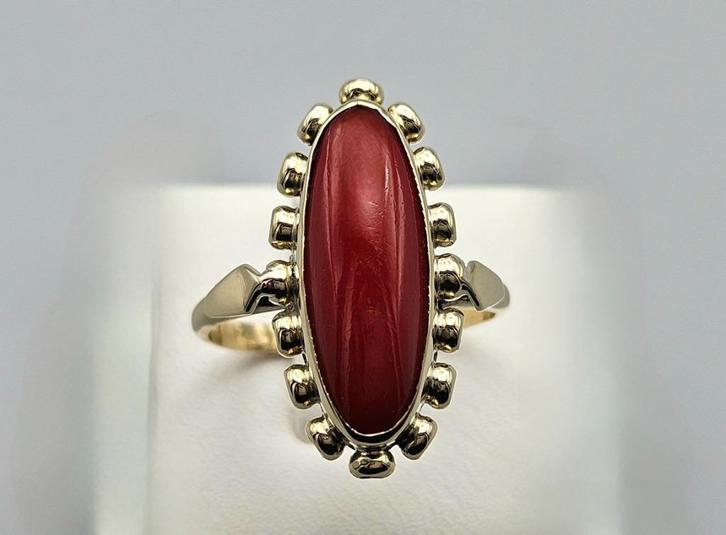 Gouden  ring met edelsteen bloedkoraal. 2024/102, Handtassen en Accessoires, Antieke sieraden, Ring, Goud, Met edelsteen, Ophalen of Verzenden