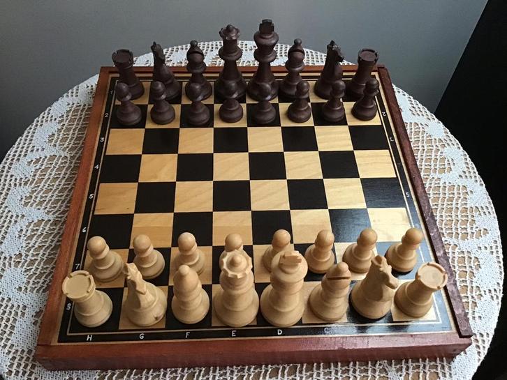 Klein schaakspel antiek houten bord en Dal Negro stukken., Hobby en Vrije tijd, Gezelschapsspellen | Bordspellen, Ophalen