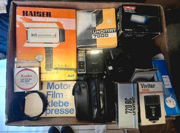 Grote doos met Vintage Fotografie Apparatuur. beschikbaar voor biedingen