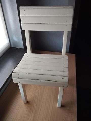 Houten stoel voor pop of beer beschikbaar voor biedingen