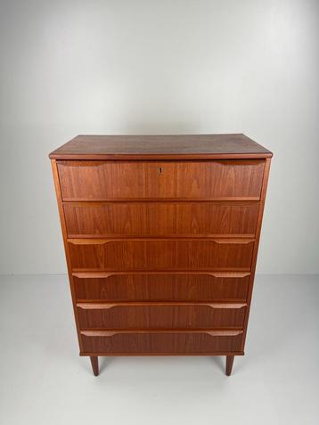 Danish Teak Chest of Drawers – Elegant Mid-Century Storage beschikbaar voor biedingen