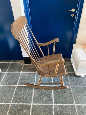 Antieke schommel stoel beschikbaar voor biedingen