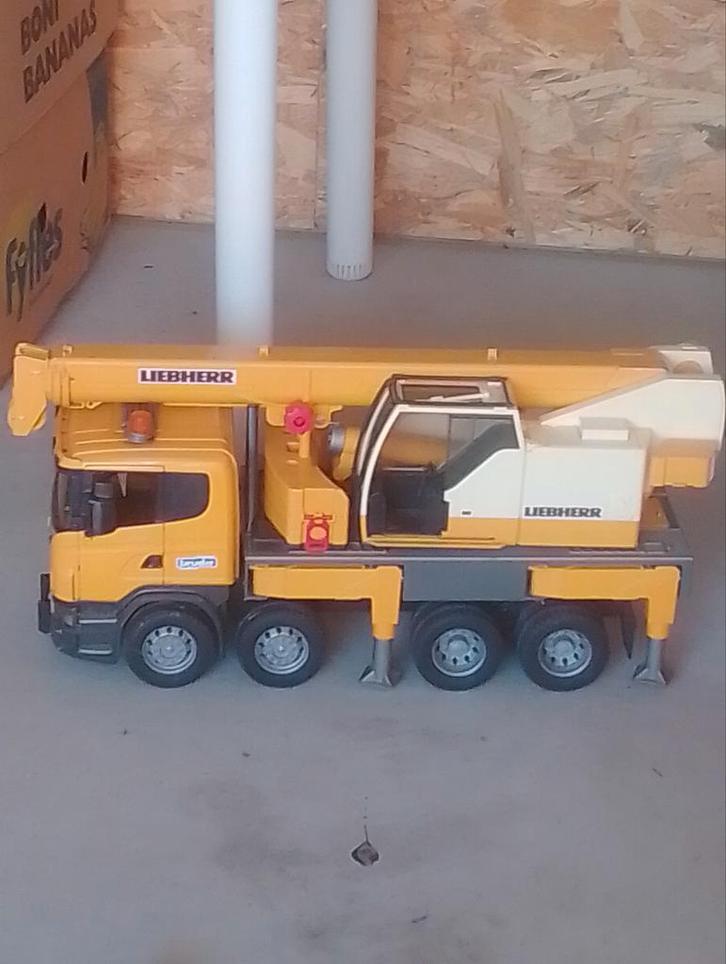 Bruder Scania vrachtwagen Liebherr kraan, Kinderen en Baby's, Speelgoed |Speelgoedvoertuigen, Ophalen of Verzenden