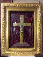 Crucifix in mooi vergulde kader in bolglas, Antiek en Kunst, Antiek | Religieuze voorwerpen, Ophalen