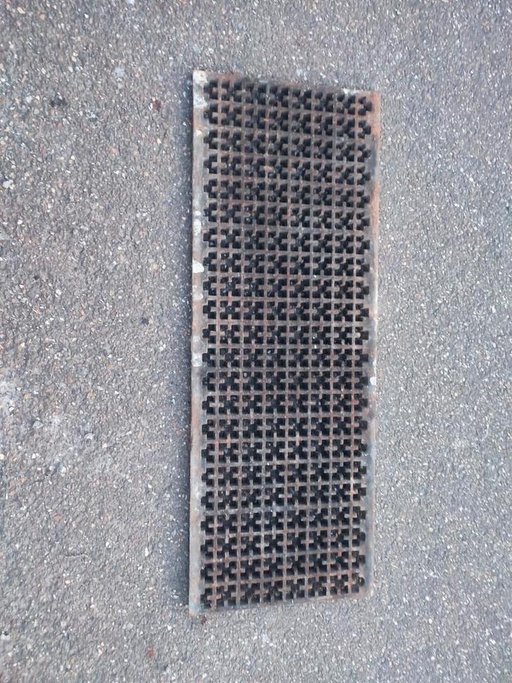 Antieke gietijzeren kelderroosters, industriel design, Doe-het-zelf en Bouw, Metalen, Gebruikt, Ophalen