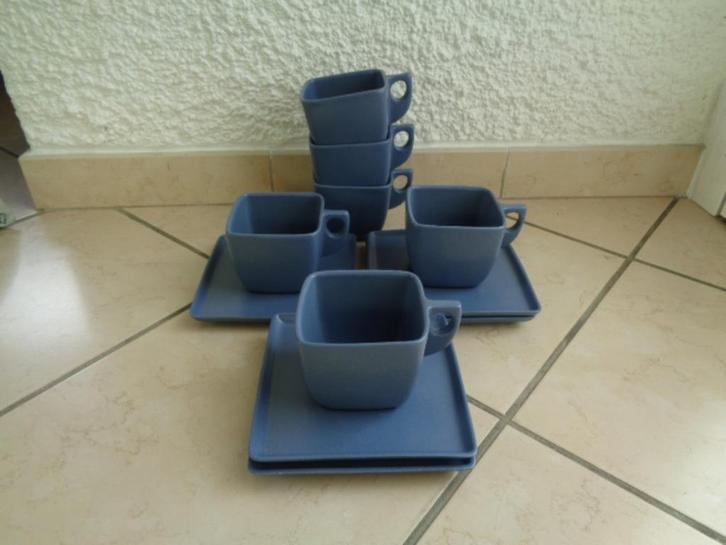 Jolie Tasses + sous-tasses carrée. Marque: "VISTA Portugal"., Verzamelen, Porselein, Kristal en Bestek, Gebruikt, Kop en/of schotel