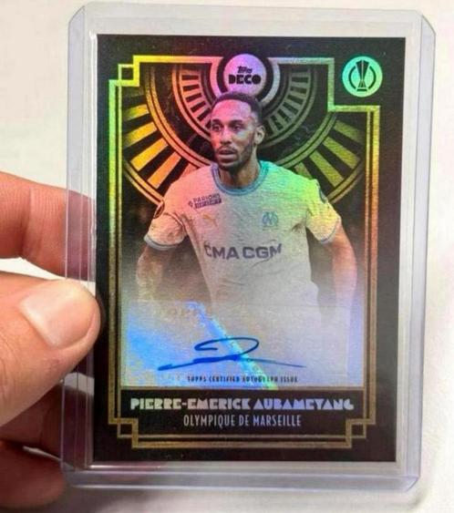 2023-24 Topps Deco UEFA Pierre-Emerick Aubameyang + SIGNED, Verzamelen, Sportartikelen en Voetbal, Nieuw, Spelerskaart, Ophalen of Verzenden