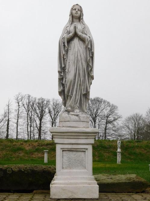 Grande statue de Marie sur un piédestal - 190 cm - Pleine pi, Jardin & Terrasse, Statues de jardin, Neuf, Pierre, Enlèvement ou Envoi