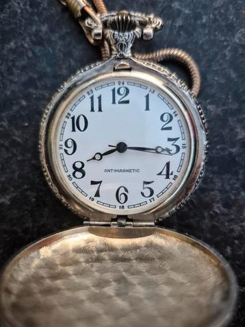 Vintage zakhorloge met ketting. beschikbaar voor biedingen