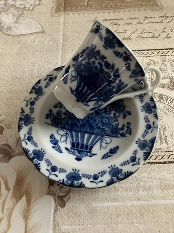 Vintage kop en schotel set beschikbaar voor biedingen