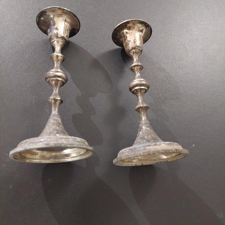 2 oude KAARSEN verzilverd metaal, Antiek en Kunst, Antiek | Kandelaars, Overige materialen, Ophalen of Verzenden