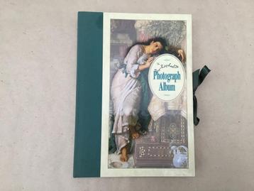 The Pre-Raphaelite Photograph album beschikbaar voor biedingen