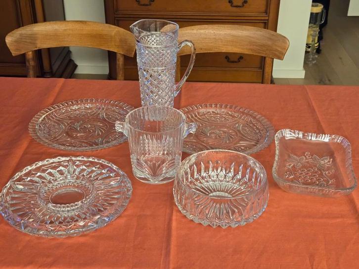 Zeven vintage uitgewerkt glaswerk anno 50/60 in nieuwe staat, Huis en Inrichting, Keuken | Servies, Nieuw, Bord(en), Effen, Glas