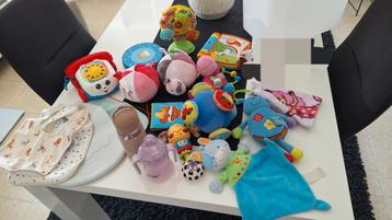 🎀Baby Speelgoedpakket  nieuwe slabetjes +nieuw drinkflessen beschikbaar voor biedingen