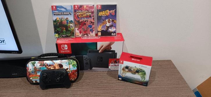 Nintendo switch + 2 controllers +3 games + een tassje, Games en Spelcomputers, Spelcomputers | Nintendo Switch, Zo goed als nieuw