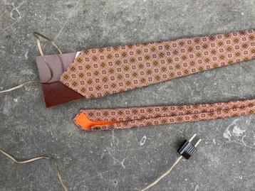 VINTAGE APPARAAT OM STROPDASSEN TE STRIJKEN beschikbaar voor biedingen