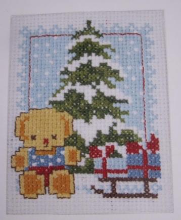 Kerst compleet borduurpakket kerstkaart Beer bij Kerstboom beschikbaar voor biedingen