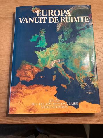 Europa vanuit de ruimte beschikbaar voor biedingen