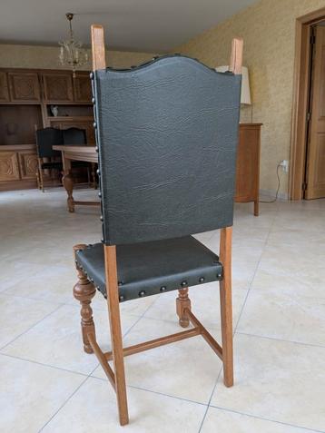 Eiken stoelen beschikbaar voor biedingen