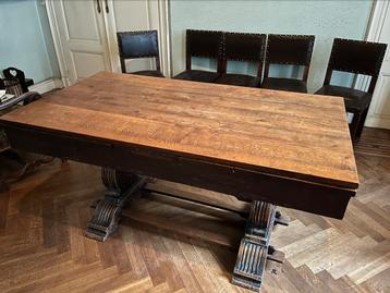 Eiken eetkamer met tafel, stoelen, vitrinekast en buffet  disponible aux enchères