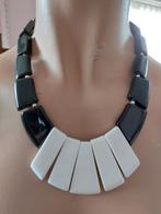 Prachtige vintage lucite halsketting zwart/wit, Ophalen of Verzenden, Zo goed als nieuw, Wit, Overige materialen