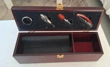 Boîte artisanale en bois œnologie avec 4 outils à vin  beschikbaar voor biedingen