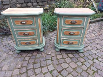 Prachtige antieke massieve nachtkastjes  beschikbaar voor biedingen