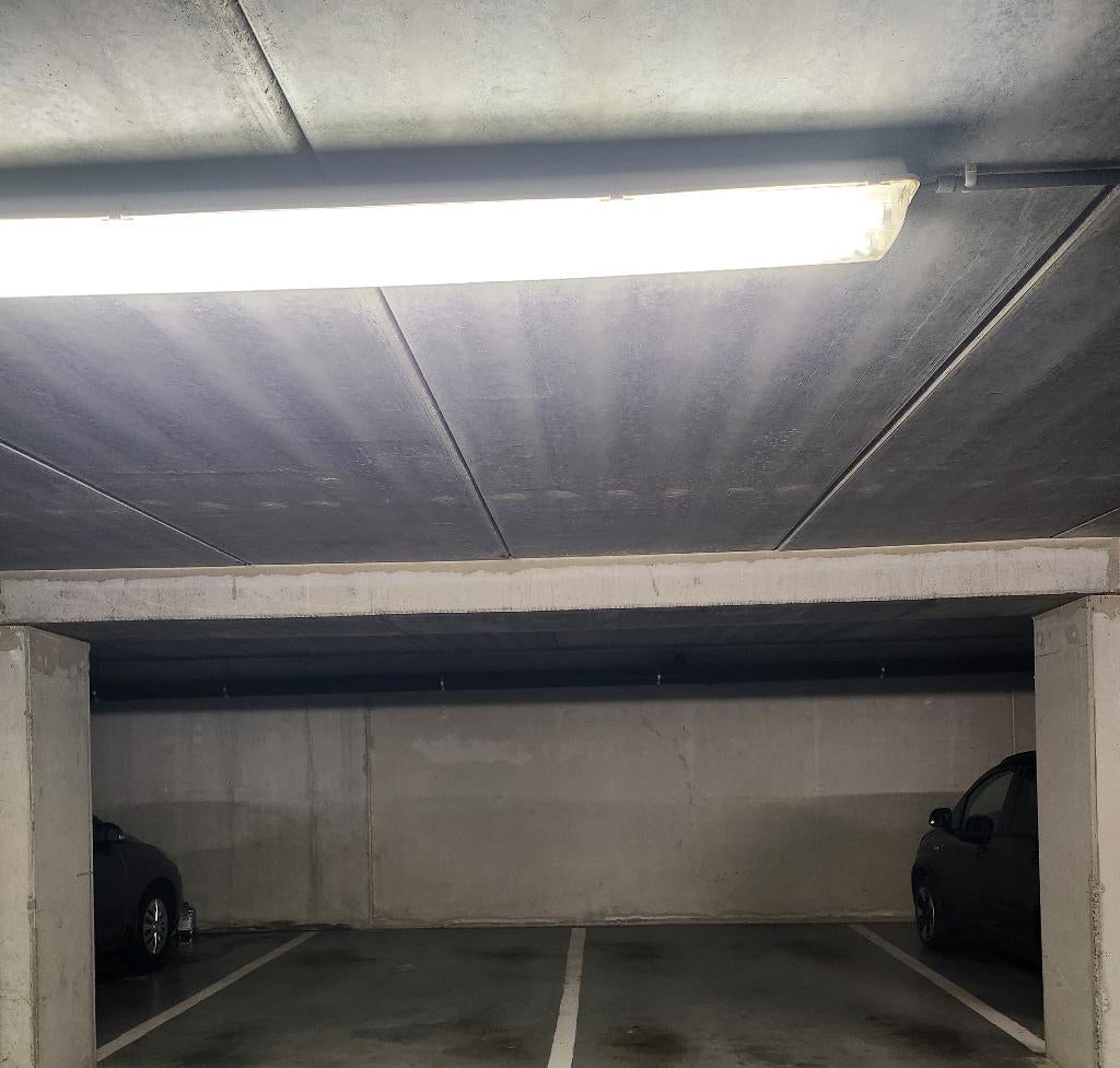PARKING 95EUR/MAAND te huur CORA WOLUWE SAINT LAMBERT, Immo, Garages en Parkeerplaatsen, Brussel