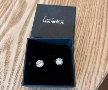 Nieuwe zilveren oorbellen met zirkonia beschikbaar voor biedingen