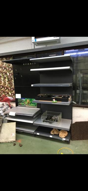 Metalen rek met schabben en ophanghaken beschikbaar voor biedingen