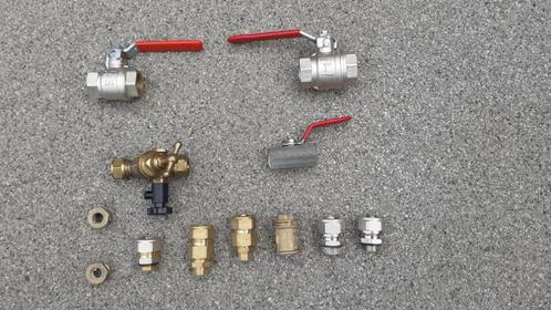 3 kogelkranen en allerlei verloopstukken., Doe-het-zelf en Bouw, Sanitair, Ophalen of Verzenden