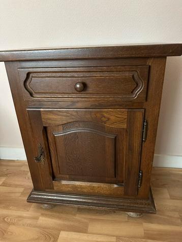 Eiken kastje voor in hal of voor tv beschikbaar voor biedingen